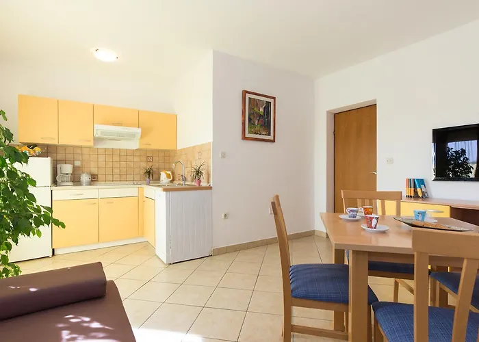 Julijana Apartman *